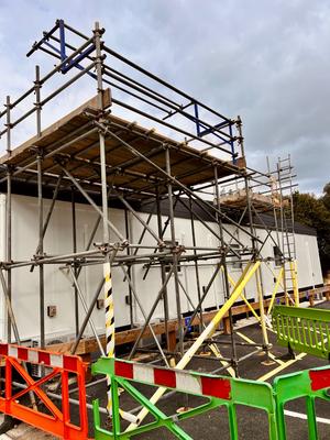 Portacabin scaffolding with safety barriers